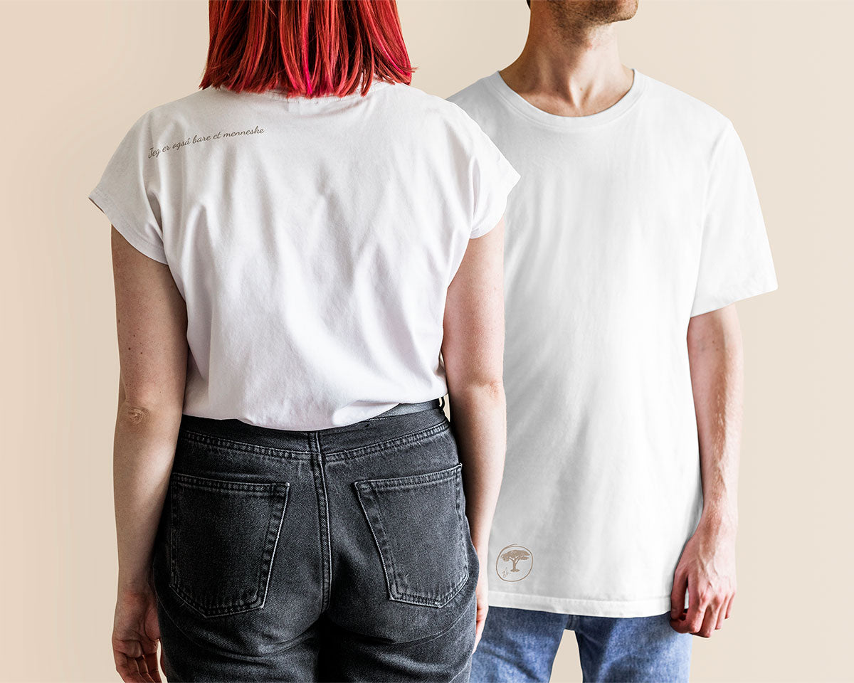 En mann og en dame som poserer med hvite Flåkk t-skjorter.